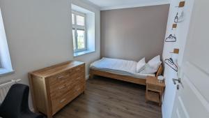 um pequeno quarto com uma cama e uma janela em Zum Binnenschiffer Tangermünde em Tangermünde