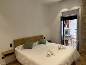 een slaapkamer met een bed met handdoeken erop bij Apartamento en el Casco Viejo in Bilbao
