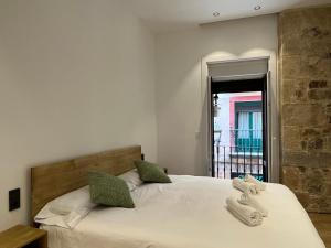 ビルバオにあるApartamento en el Casco Viejoのタオルが敷かれたベッドのある寝室 +14枚の写真