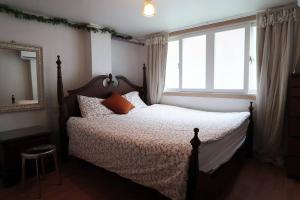 Un pat sau paturi într-o cameră la Gu & Anne House Sinchon