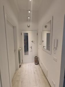 um corredor com paredes brancas e piso de madeira em Il Centro em Camaiore