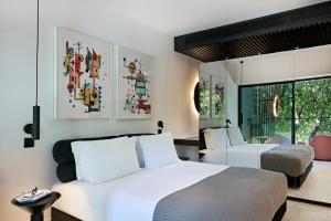 um quarto de hotel com duas camas e uma janela em MAP Boutique Hotel em Nicósia