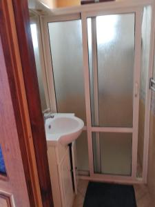 Vonios kambarys apgyvendinimo įstaigoje Bel appartement à Oualidia