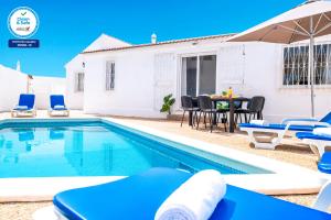 Villa mit einem Pool, einem Tisch und Stühlen in der Unterkunft Villa Oahu by Algarve Vacation in Albufeira