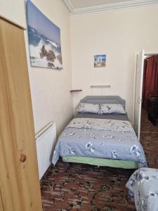 een kleine slaapkamer met een bed in een kamer bij Vance House in Blackpool