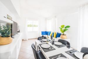 ein weißes Esszimmer mit einem Tisch und Stühlen in der Unterkunft Villa Oahu by Algarve Vacation in Albufeira