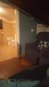 uma sala de estar com um sofá e um WC em Loft Belvedere em Sulmona