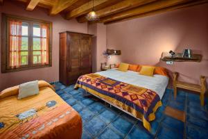 - une chambre avec 2 lits et une fenêtre dans l'établissement Agroturismo Mari Cruz, à Villanueva de Arce