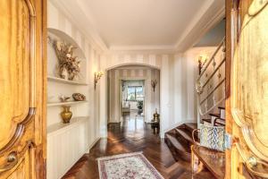 een hal met een trap in een huis met witte muren bij Villa Solatia in Massa Lubrense