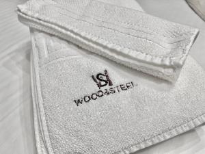 Una toalla blanca con las palabras "Woodchester". en Wood&Steel Apartment, en Galaţi