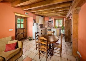 - une cuisine avec une table et des chaises dans la chambre dans l'établissement Agroturismo Mari Cruz, à Villanueva de Arce