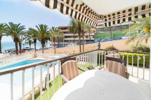 Swimmingpoolen hos eller tæt på 1 linea playa YATE + 5 billeder