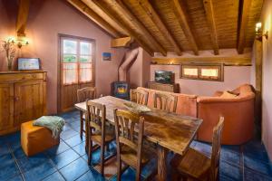 comedor con mesa y sofá en Agroturismo Mari Cruz, en Villanueva de Arce