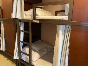 เตียงสองชั้นในห้องที่ Higashi Shimbashi Building 3F Hostel Gion SORA - Vacation STAY 92728v