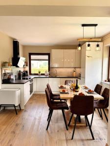 cocina y comedor con mesa y sillas en Vila Minka Bled - Perfect Family Vacation Home, en Bled