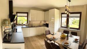 cocina y comedor con mesa y sillas en Vila Minka Bled - Perfect Family Vacation Home, en Bled