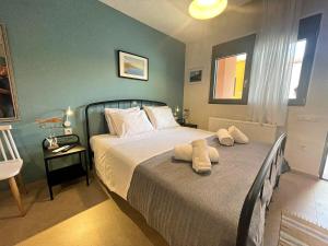 1 dormitorio con 1 cama con 2 almohadas en Varsamos, en Yiannioú