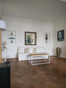 sala de estar con sofá blanco y mesa en Confortable Habitacion en casa particular con baño compartido en Buenos Aires