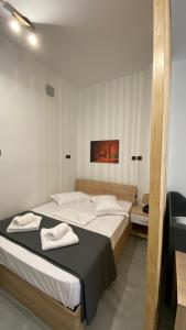 um quarto com uma cama com duas toalhas em Giannis Studio em Tessalônica