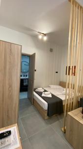 um pequeno quarto com uma cama e uma televisão em Giannis Studio em Tessalônica