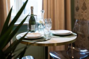 un tavolo con piatti e bicchieri e una bottiglia di vino di SAN PIO a Torino