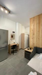 um quarto com uma cama, uma secretária e uma cozinha em Giannis Studio em Tessalônica