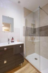 a bathroom with a shower and a sink at L'Appart de la Comédie-centre in Bourg-en-Bresse