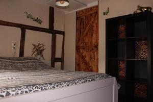 1 dormitorio con cama y estantería de madera en Happy Hippo Haus en Mürlenbach
