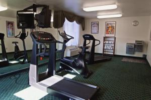 einen Fitnessraum mit mehreren Laufbändern in einem Zimmer in der Unterkunft Holiday Inn Express Calexico, an IHG Hotel in Calexico
