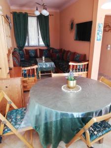 ein Wohnzimmer mit einem Tisch und einem Sofa in der Unterkunft Bel appartement à Oualidia in Oualidia