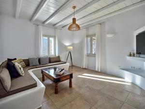 een woonkamer met een bank en een salontafel bij Villa Leo - Unique & Calm in Kampos Paros