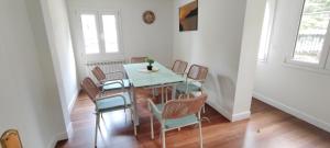 a dining room with a table and chairs at Mundaka Sea Flat in Mundaka