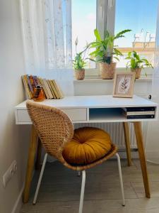 a chair sitting in front of a desk at BeeApartments Naściszowska 18 in Nowy Sącz