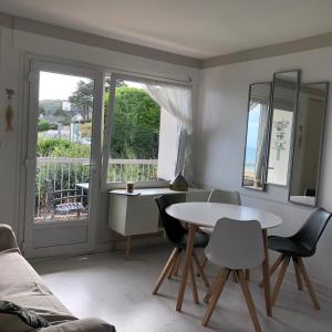 Ein Balkon oder eine Terrasse in der Unterkunft T2 Vue MER COSY HORIZON PLAGE