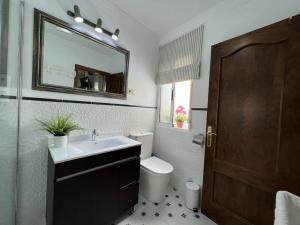 Kúpeľňa v ubytovaní Casa Azalea - nuevo alojamiento en Setenil de las Bodegas