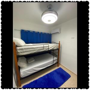 Poschodová posteľ alebo postele v izbe v ubytovaní Apartment city center of puerto Plata