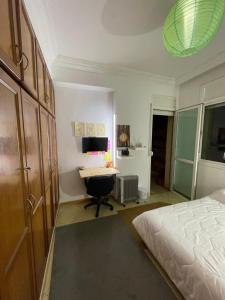 TV a/nebo společenská místnost v ubytování private room chambre privée