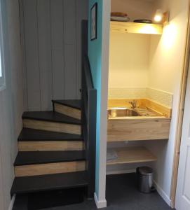eine Treppe, die zu einem Waschbecken in einem kleinen Zimmer führt in der Unterkunft Plan B in Quimper