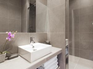 Salle de bains dans l'établissement LivinParis - Luxury 3 Bedrooms Grands-Boulevards I