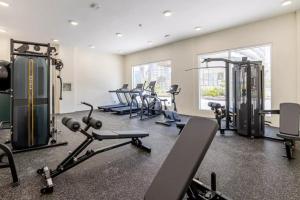 Fitness centrum a/nebo fitness zařízení v ubytování Elegant Studio in City Center with Balcony