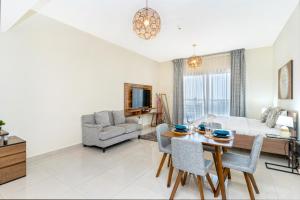 Posezení v ubytování Elegant Studio in City Center with Balcony