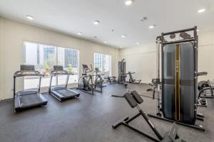 Fitness centrum a/nebo fitness zařízení v ubytování Elegant Studio in City Center with Balcony