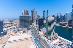 Nespecifikovaný výhled na destinaci Dubaj nebo výhled na město při pohledu z apartmánu