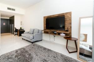 TV a/nebo společenská místnost v ubytování Elegant Studio in City Center with Balcony