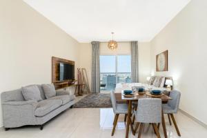 Posezení v ubytování Elegant Studio in City Center with Balcony
