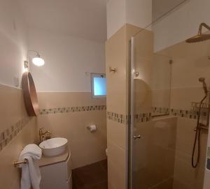 y baño con ducha, aseo y lavamanos. en Kikelet Udvarház en Zánka