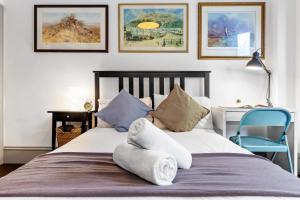 Posteľ alebo postele v izbe v ubytovaní Quiet 2x bedroom Victorian Terrace flat + Garden