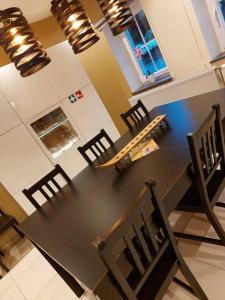La Renaissance 2. في Herve: غرفة طعام مع طاولة سوداء وكراسي