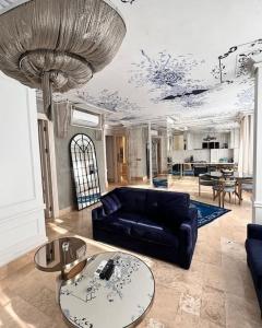 ein Wohnzimmer mit einem Sofa und einem Tisch in der Unterkunft AB Residences -Cihangir Luxury Sapphire Apartment in Istanbul