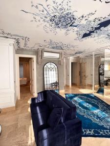 ein Wohnzimmer mit einem Sofa und einer Decke in der Unterkunft AB Residences -Cihangir Luxury Sapphire Apartment in Istanbul